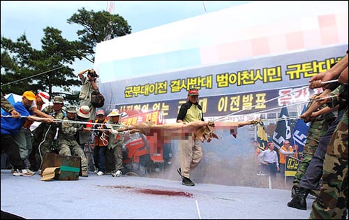 에덴몬트의 작품을 ‘독특한 예술’이며 ‘시니컬한 풍자’라고 소개하는 비평가들은, 그런 사진의 전시와 만인들에게 어린 돼지를 찢어 죽이는 행위를 보여주는 퍼포먼스가 과연 무엇이 다른지 얘기해줄 수 있을까요? 